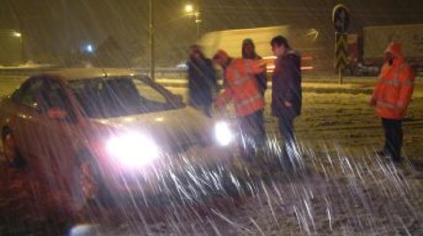 Bolu dağında kar yolu kapattı.