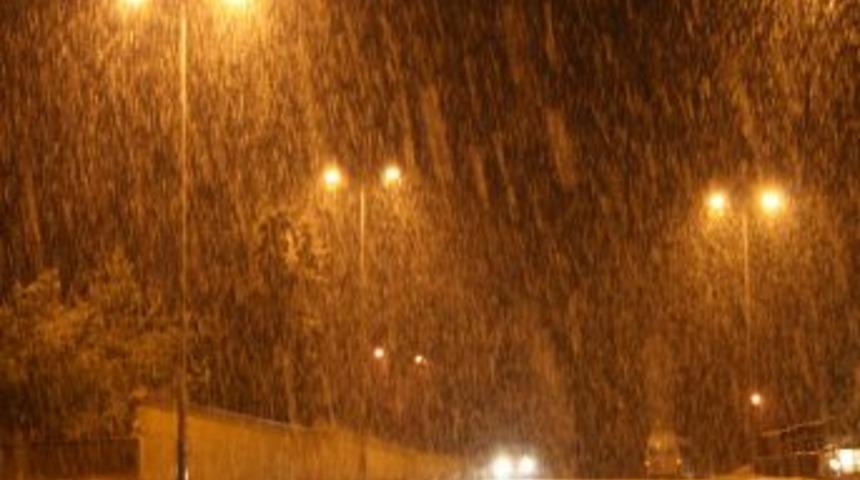 Zonguldak'ta seyirlik kar yağışı