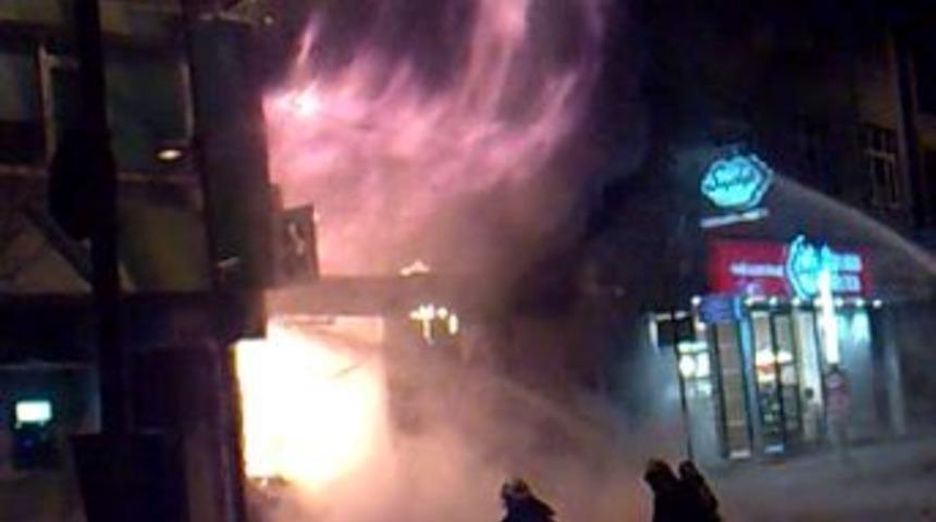 Parf&uuml;meri d&uuml;kkanı &ouml;nce yandı sonra patladı