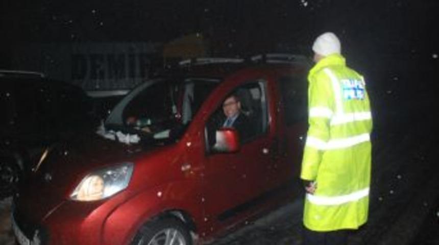 Ereğli'de kar yağışı s&uuml;r&uuml;c&uuml;lere zor anlar yaşatıyor