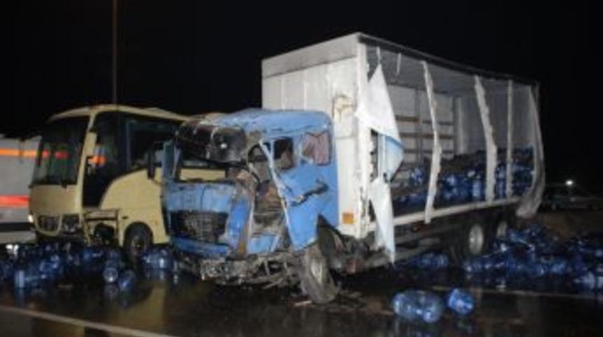 Buz pistine d&ouml;nen yolda zincirleme kaza: 3 &ouml;l&uuml;, 30 yaralı