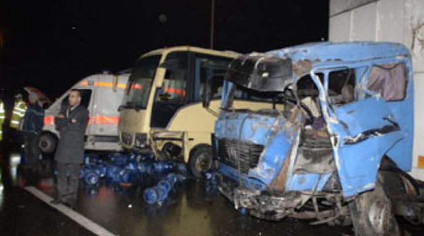 Katliam gibi kaza: 3 &ouml;l&uuml;, 30 yaralı