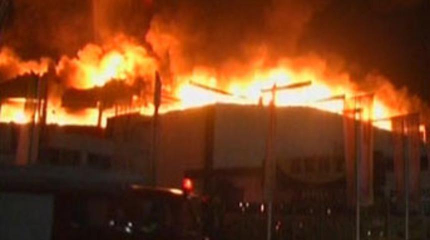 İzmit'te alışveriş merkezi yandı!