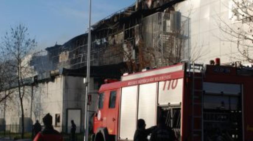 Yanan alışveriş merkezinde soğutma işlemleri tamamlandı