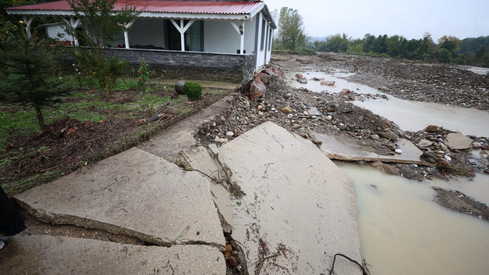 Gözü gibi baktığı bahçesi sağanak sonucu dere yatağına dönüştü