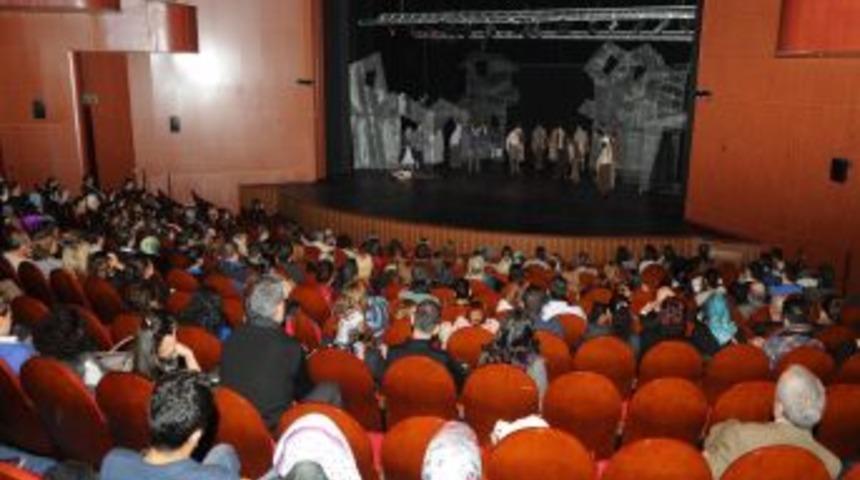 'Ramazan&rsquo;la C&uuml;lide' Başkentli tiyatroseverlerden tam not aldı