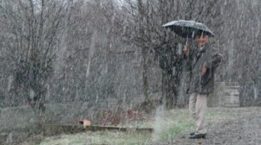 Sa&ccedil;ları karla dolan &ccedil;ocuklar b&uuml;y&uuml;k sevin&ccedil; yaşadı