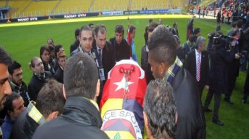 Fenerbah&ccedil;e'nin efsanesi Lefter son yolculuk i&ccedil;in stada getirildi