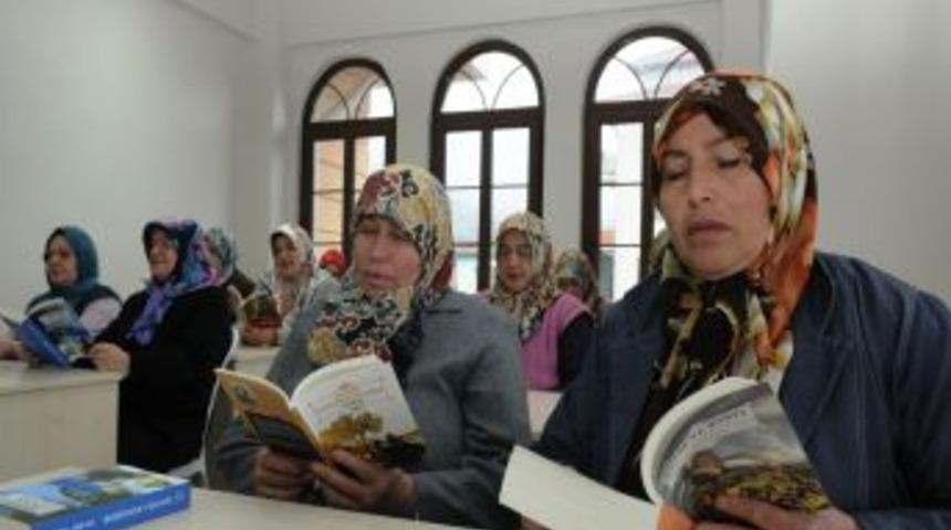 İzmit'te kursiyerler kitap okuyor