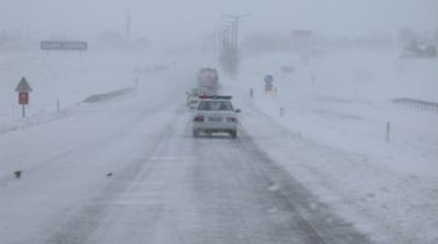 Kırşehir'de kar nedeniyle 65 k&ouml;y yolu kapandı