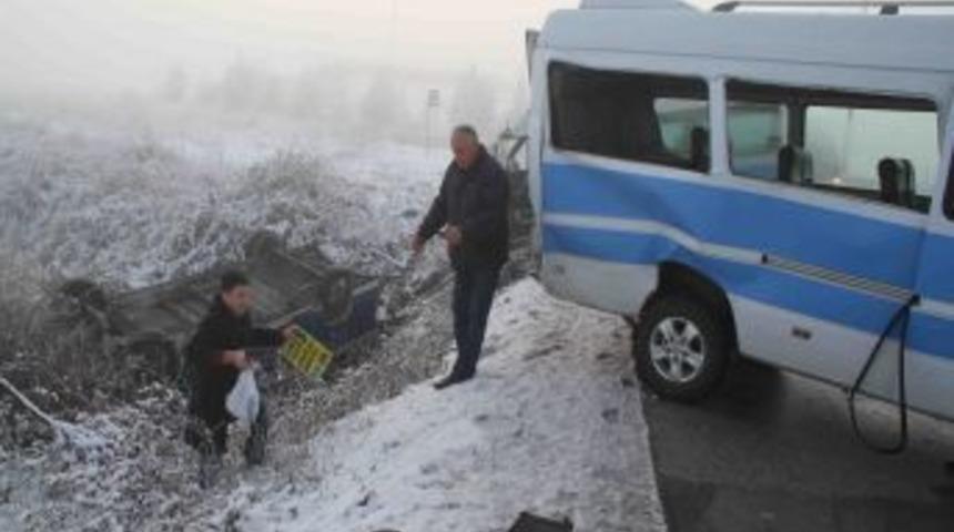 Buz pistine d&ouml;nen yolda 6 ara&ccedil; birbirine girdi: 2'si polis, 3 yaralı