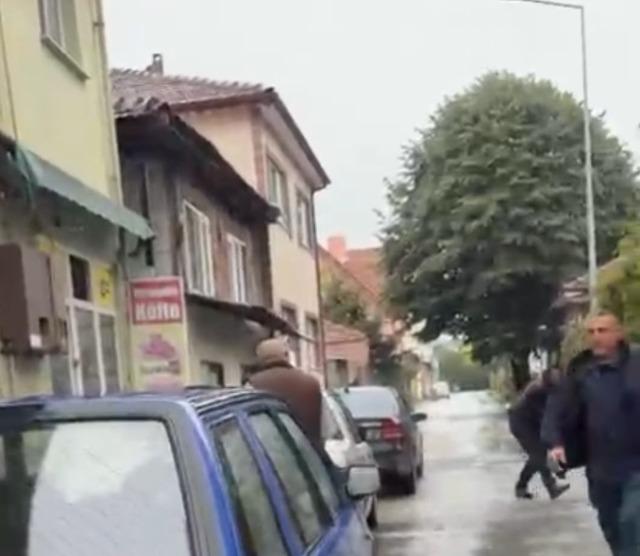 Kendisini dolandırdığını &ouml;ne s&uuml;rd&uuml;ğ&uuml; kişiyi bacaklarından vurdu 2