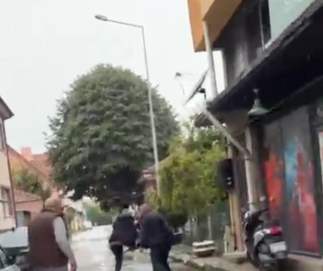 Kendisini dolandırdığını &ouml;ne s&uuml;rd&uuml;ğ&uuml; kişiyi bacaklarından vurdu 1