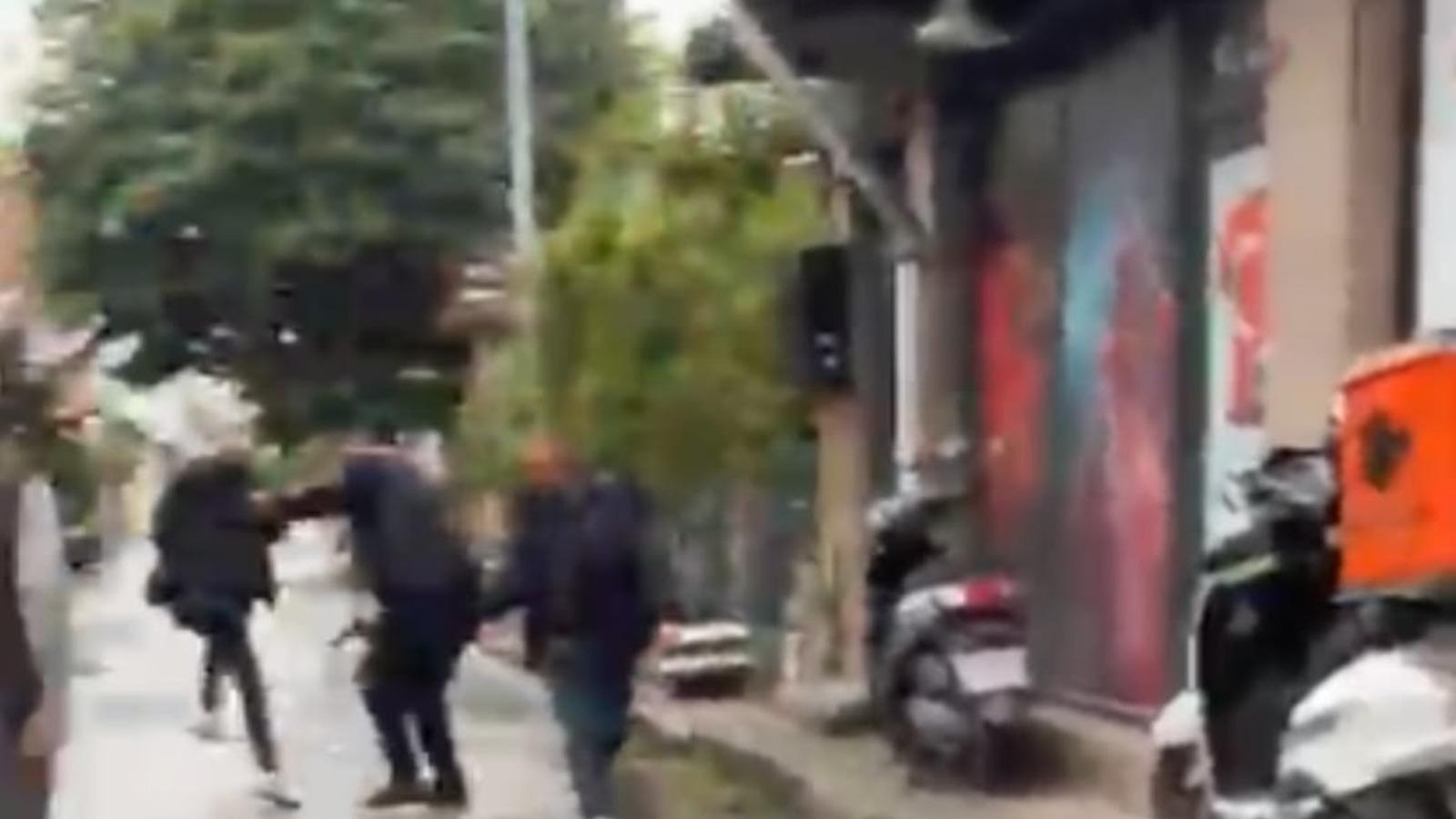 Kendisini dolandırdığını öne sürdüğü kişiyi bacaklarından vurdu