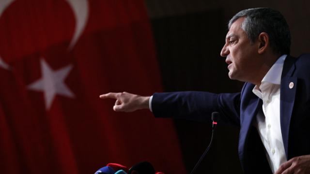 9 belediye başkanı AK Parti'ye mi geçecek?  Özgür Özel'den sert mesaj: “Yeni ihanetlerle yüzleşebiliriz”