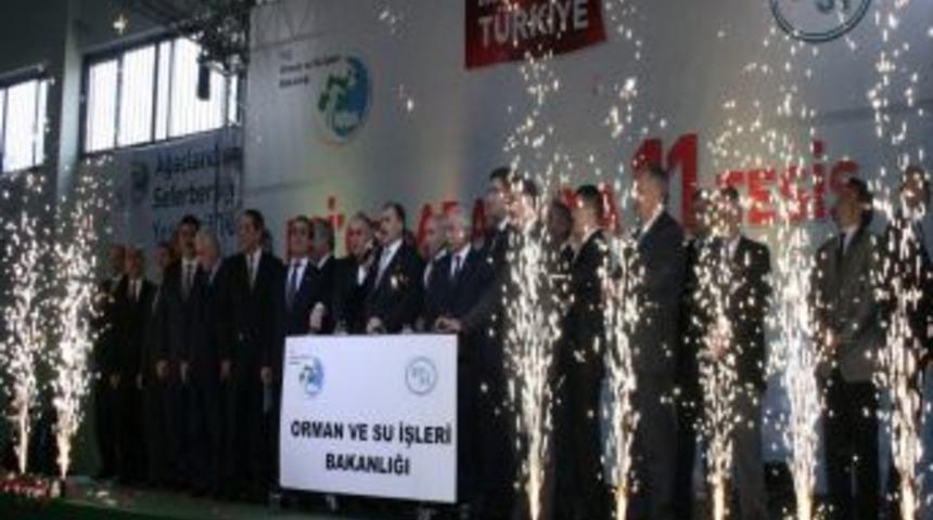 Bakan Eroğlu: 15 yılda yapılamayan projeleri 1 yılda hizmete sunuyoruz