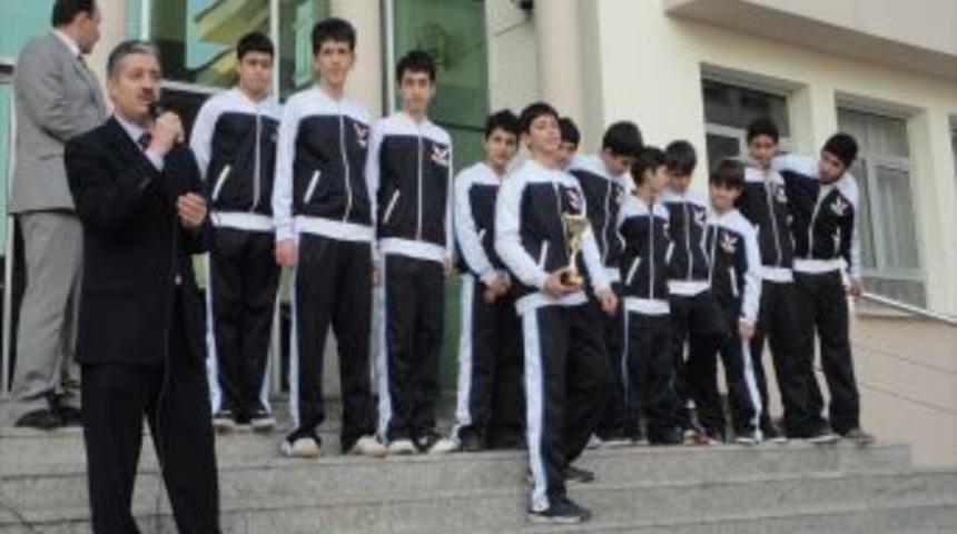 Bur&ccedil;'ta basketbol sevinci