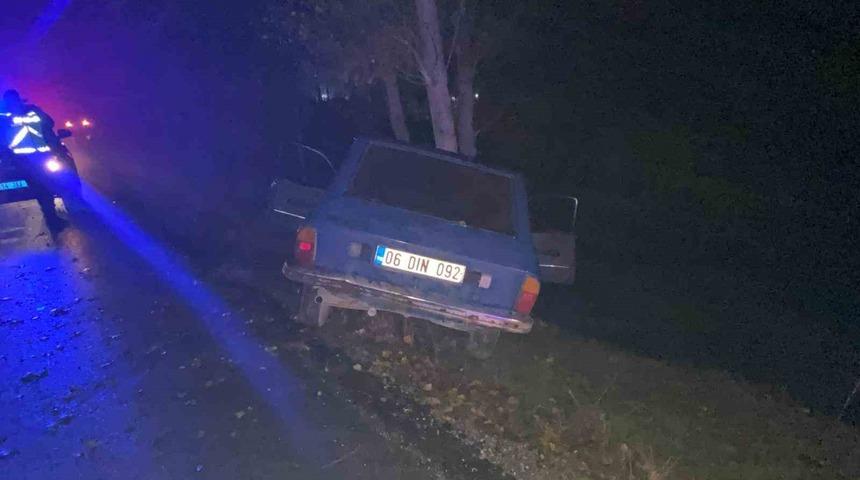 Bolu&rsquo;da kontrolden &ccedil;ıkan ara&ccedil; ağaca &ccedil;arptı: 1&rsquo;i ağır 2 yaralı