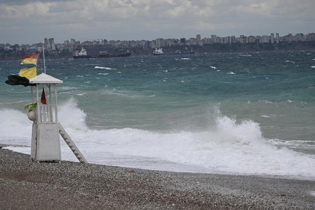 Antalya da kuvvetli r&uuml;zgar ve sağanak etkili oldu 6