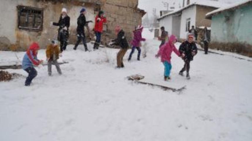 Yozgat&rsquo;ta karın keyfini &ccedil;ocuklar kızakla kayarak &ccedil;ıkardı