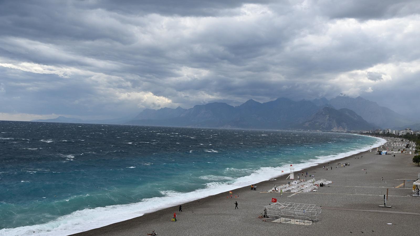 Antalya'da kuvvetli rüzgar ve sağanak etkili oldu
