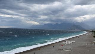 Antalya'da kuvvetli r&uuml;zgar ve sağanak etkili oldu