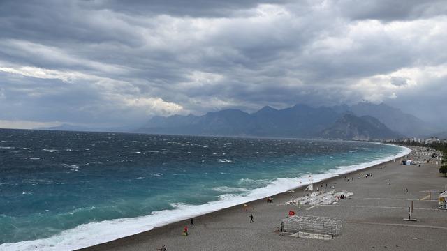 Antalya'da kuvvetli rüzgar ve sağanak etkili oldu