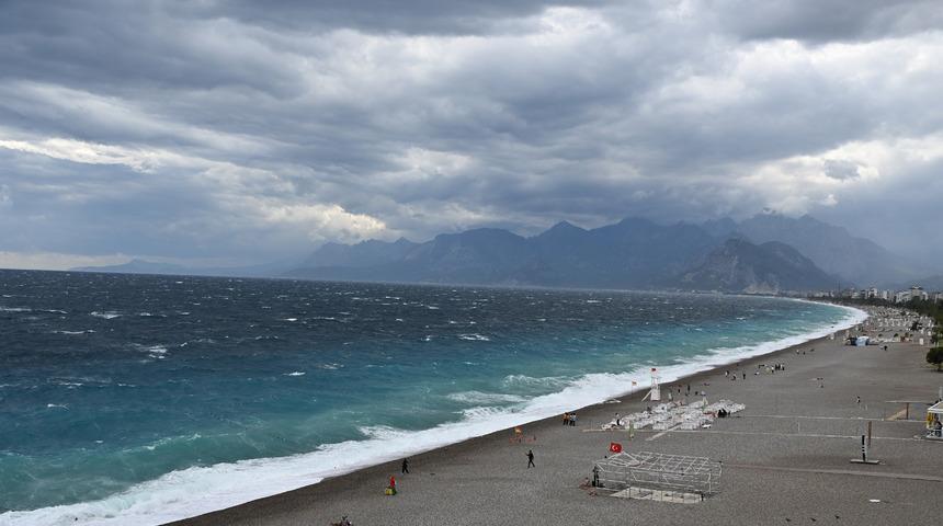 Antalya'da kuvvetli r&uuml;zgar ve sağanak etkili oldu