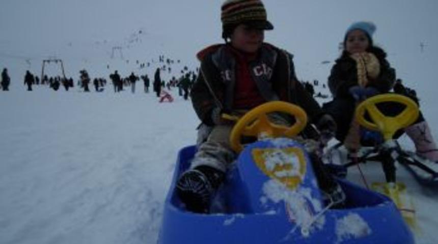 Başkentliler, Elmadağ Kayak Merkezi'ne akın etti