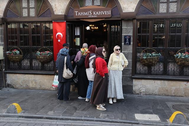 Gaziantep te 391 yıllık kahvehanede menengi&ccedil; kahvesi kuyruğu 10