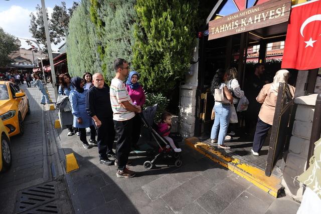 Gaziantep te 391 yıllık kahvehanede menengi&ccedil; kahvesi kuyruğu 8