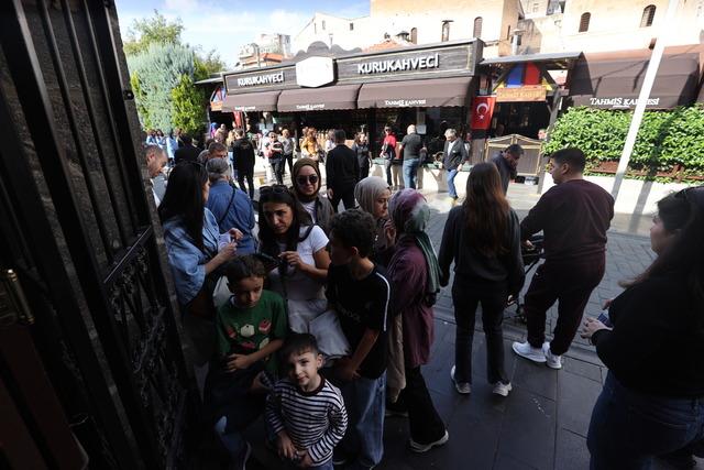 Gaziantep te 391 yıllık kahvehanede menengi&ccedil; kahvesi kuyruğu 6