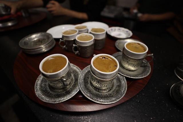Gaziantep te 391 yıllık kahvehanede menengi&ccedil; kahvesi kuyruğu 4