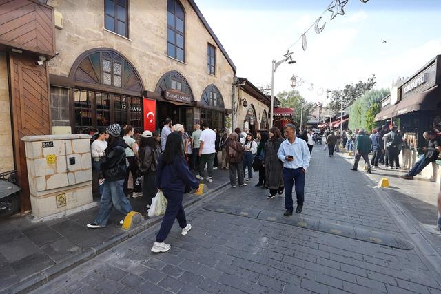 Gaziantep te 391 yıllık kahvehanede menengi&ccedil; kahvesi kuyruğu 2