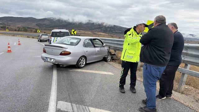 &Ccedil;orum&rsquo;da yağış kazayı getirdi, bariyerlere &ccedil;arpan otomobilin s&uuml;r&uuml;c&uuml;s&uuml; yara almadan kurtuldu 2