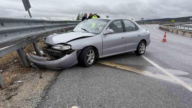 &Ccedil;orum&rsquo;da yağış kazayı getirdi, bariyerlere &ccedil;arpan otomobilin s&uuml;r&uuml;c&uuml;s&uuml; yara almadan kurtuldu 1