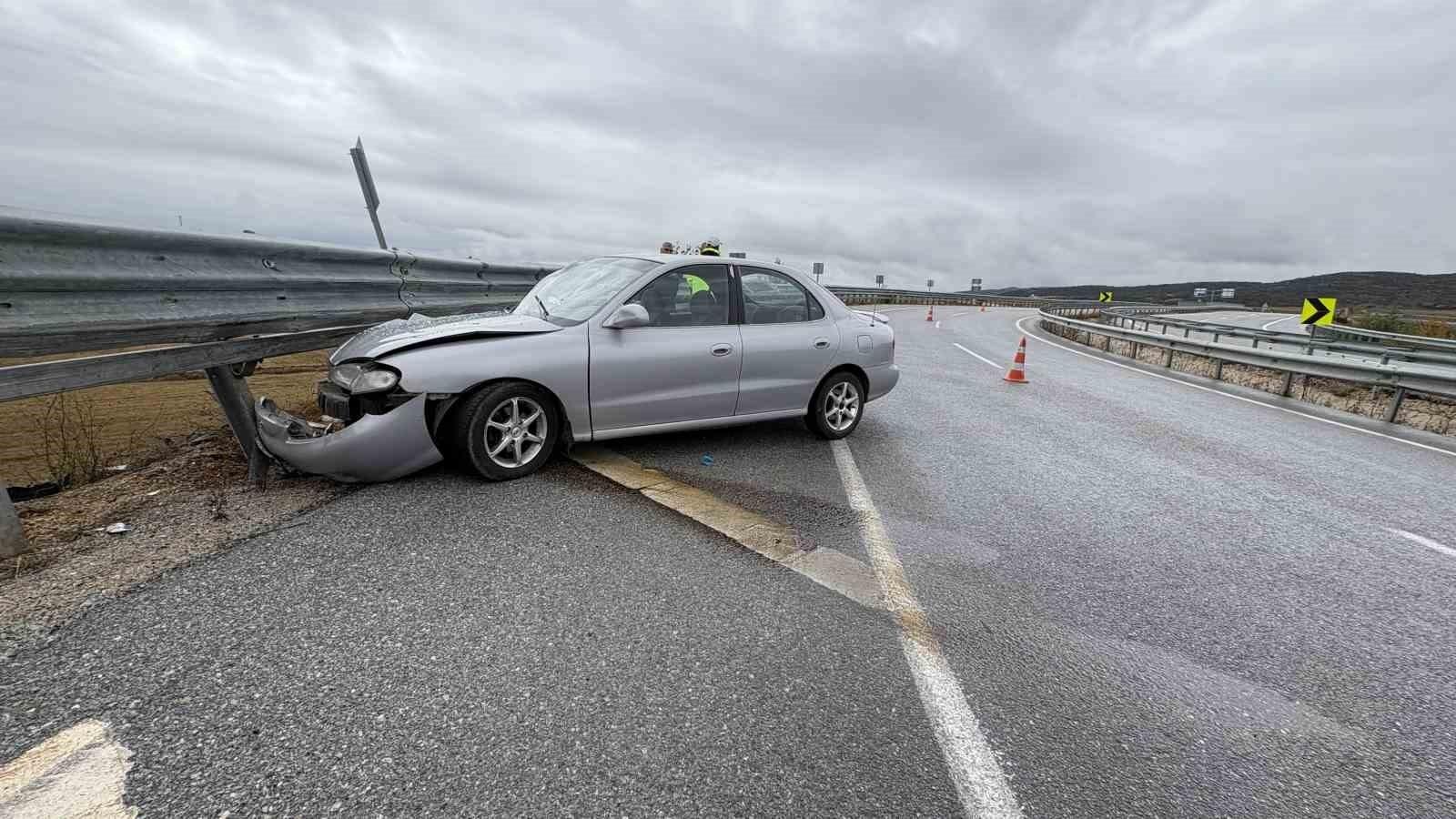 Çorum’da yağış kazayı getirdi, bariyerlere çarpan otomobilin sürücüsü yara almadan kurtuldu