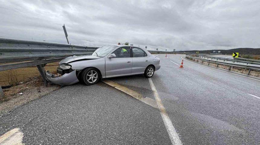 &Ccedil;orum&rsquo;da yağış kazayı getirdi, bariyerlere &ccedil;arpan otomobilin s&uuml;r&uuml;c&uuml;s&uuml; yara almadan kurtuldu
