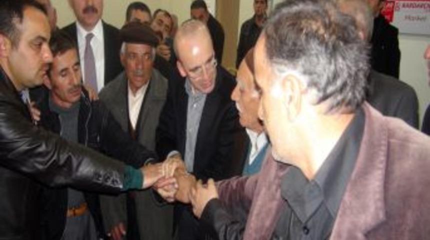 Bakan Şimşek, aralarında husumet bulunan iki ailenin barış yemeğine katıldı