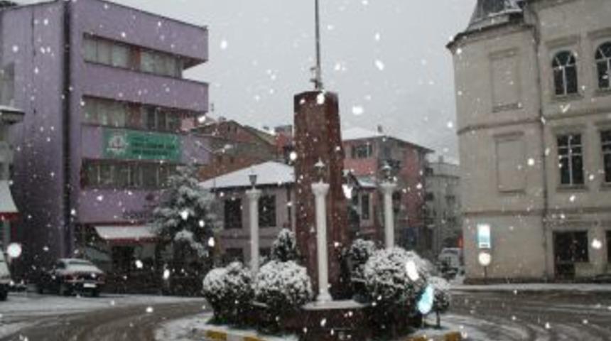 Tonya’da kar yağışı ilçeyi beyaza bürüdü