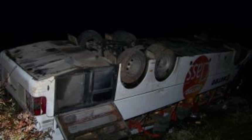 Kayak merkezine yolcu taşıyan otob&uuml;s devrildi