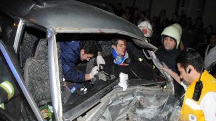 İki minib&uuml;s &ccedil;arpıştı: 8 yaralı