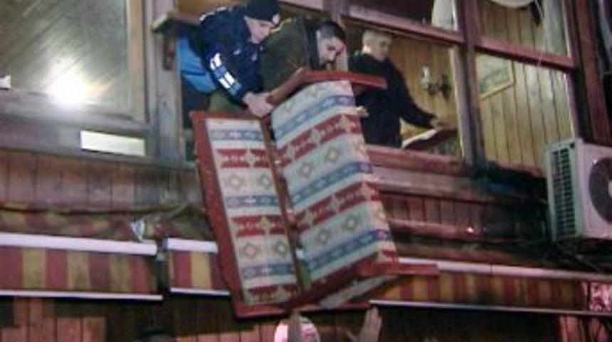 Yeni Cami avlusundaki işyerleri yıkıldı