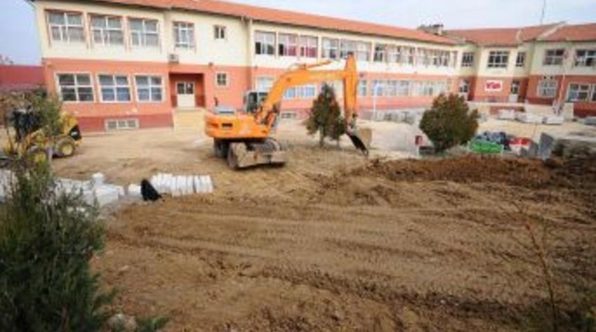 İzmir B&uuml;y&uuml;kşehir Belediyesi okul bah&ccedil;elerini d&uuml;zenliyor