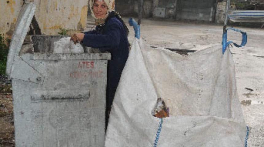 Asker oğlu i&ccedil;in &ccedil;&ouml;pten atık topluyor