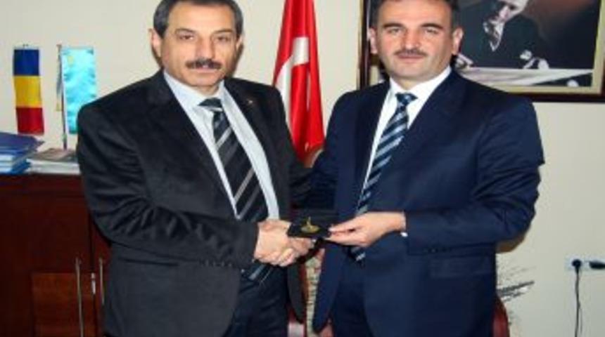 Gemlik Belediye Başkanı Yılmaz, m&uuml;hr&uuml; teslim etti