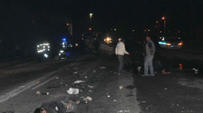 Soma'da feci kaza; 3 &ouml;l&uuml;, 2 yaralı