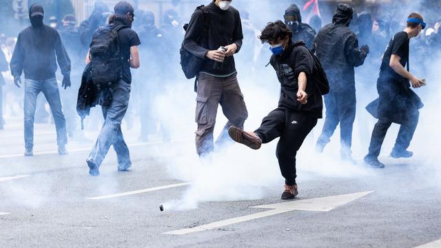 Sarı Yelekliler yeniden sokaklarda! Paris savaş alanına döndü: Çok sayıda gözaltı var