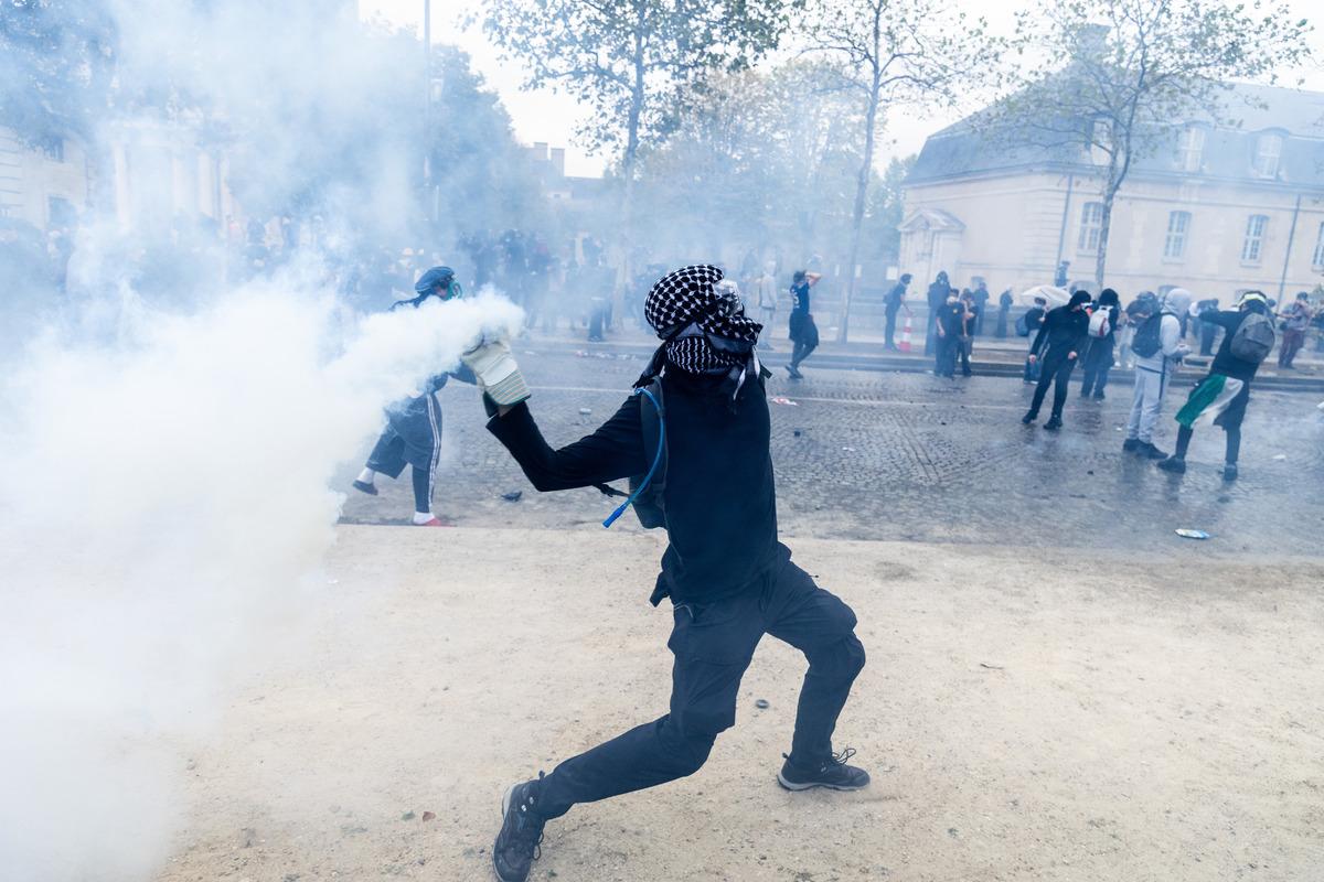 Sarı Yelekliler yeniden sokaklarda! Paris savaş alanına döndü: Çok sayıda gözaltı var 1
