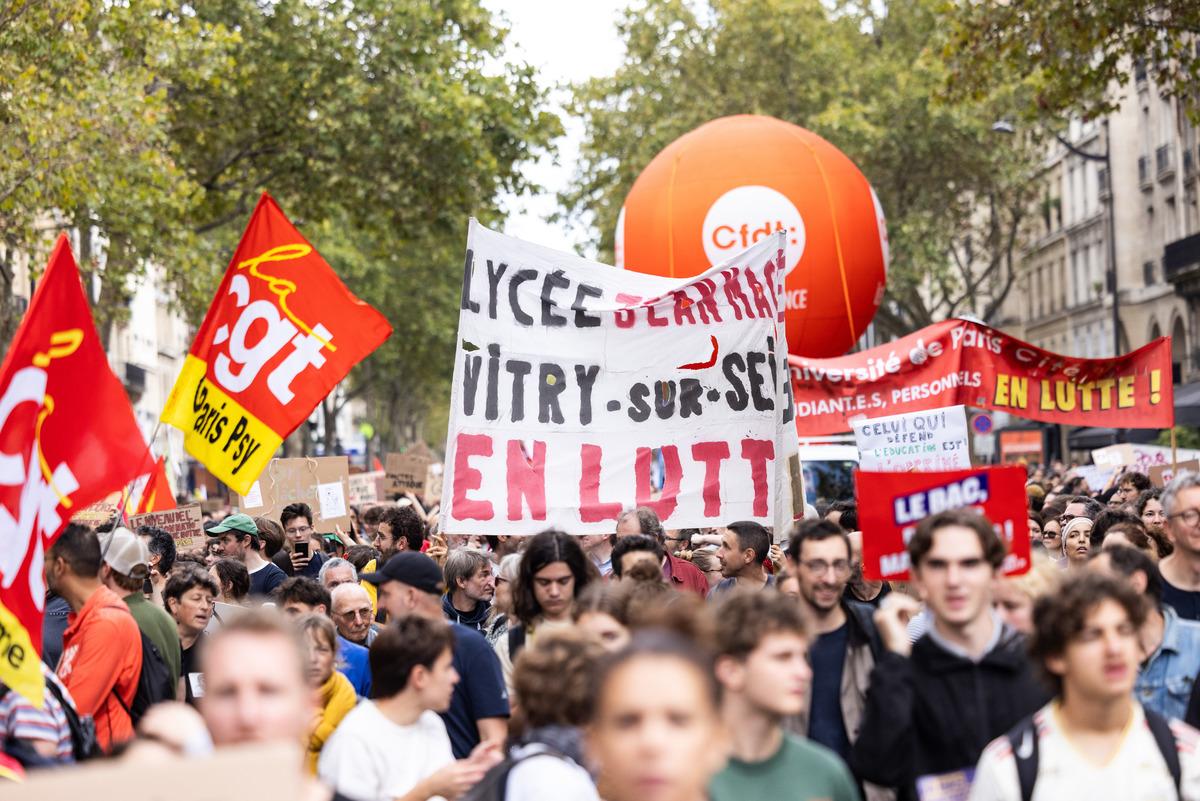 Sarı Yelekliler yeniden sokaklarda! Paris savaş alanına döndü: Çok sayıda gözaltı var 4